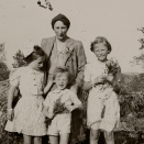 Kronprinsesse Märtha og barna under en pause på flukten gjennom Finland 13. - 15. august 1940. Foto: De kongelige samlinger